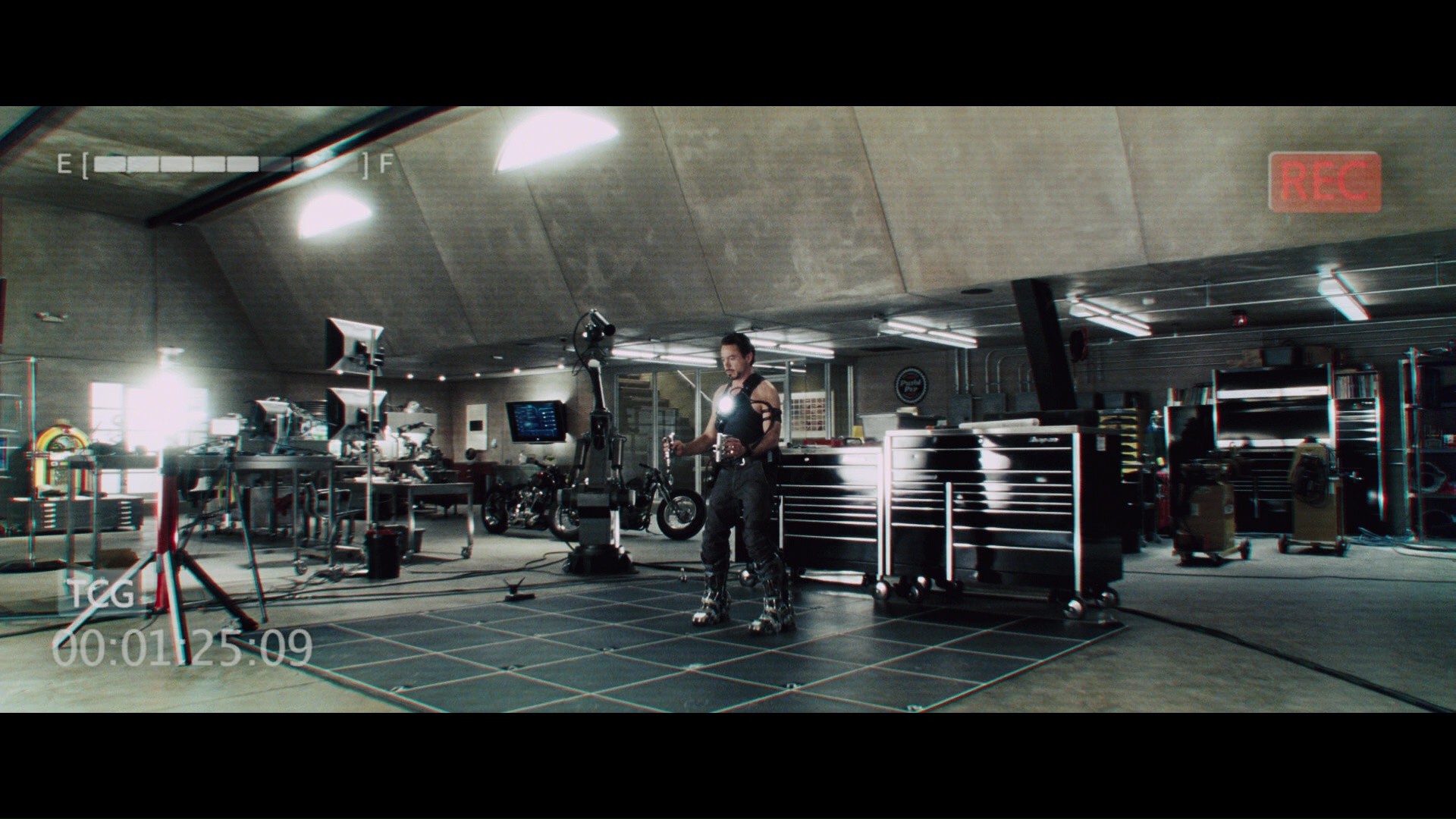 E scene. Железный человек первый взлет. Гараж Тони Старка Железный человек 3. Тони Старк в гараже ребрендинг. Iron man VR испытания.